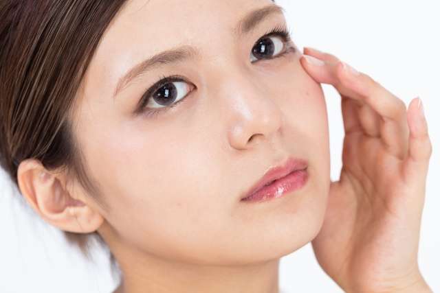 まぶたのたるみ 自力で治す